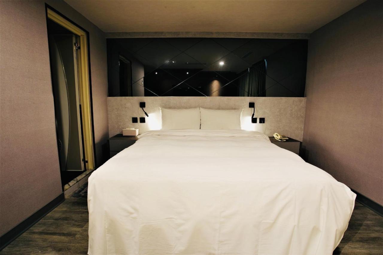 โกลเดน โฮม โฮเต็ล Hotel ไทเป ภายนอก รูปภาพ